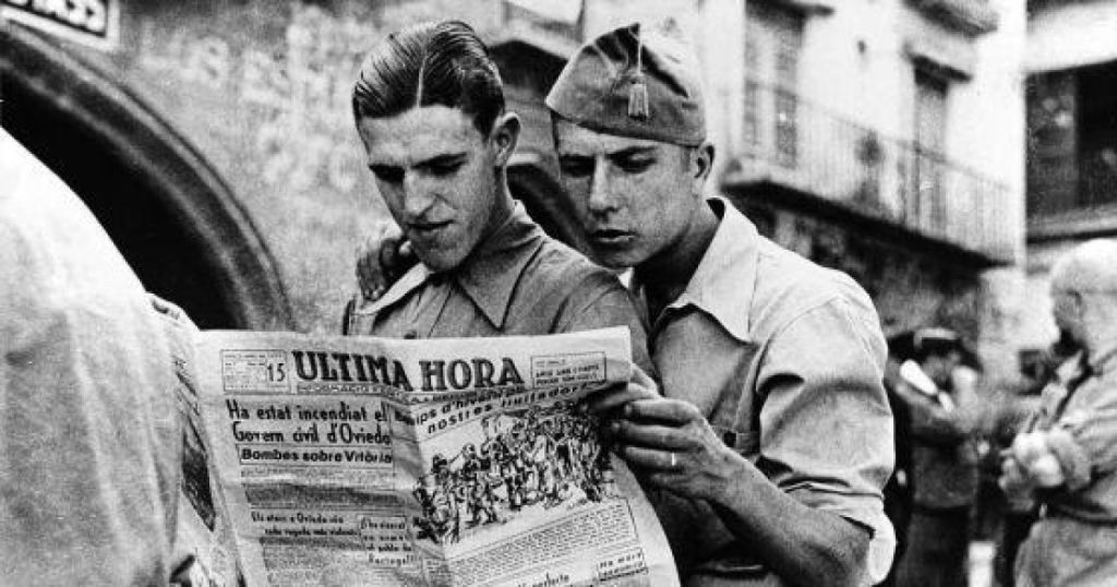Soldados leyendo un diario - periódico El Debate